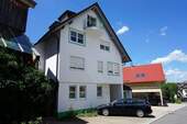 Hausansicht mit Stellplatz - 