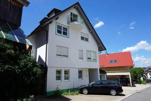 Hausansicht mit Stellplatz - 