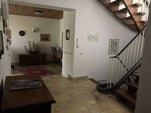 Treppenhaus mit Treppenlift - 5 Zimmer Einfamilienhaus zum Kaufen in Hannover