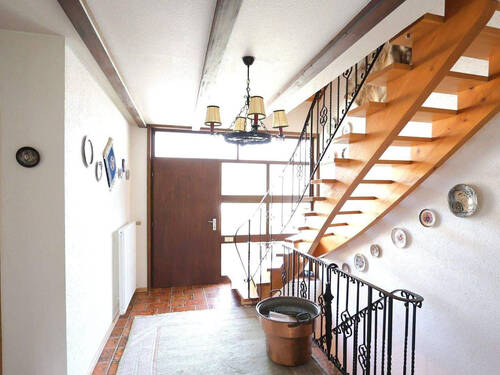 Eingangsbereich mit Treppe ins DG - 