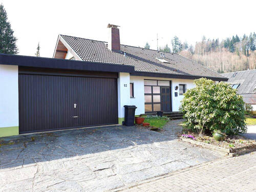 Hausansicht Eingangsbereich - Stilvolles EFH am Stadtrand von Freiburg zu verkaufen