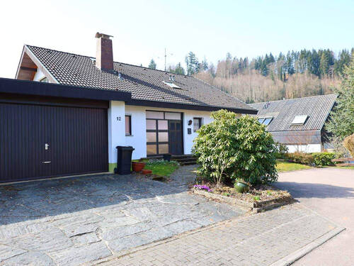 Ansicht Ost mit Garage und Blick auf die Stellplätze - 4 Zimmer Einfamilienhaus zum Kaufen in Buchenbach