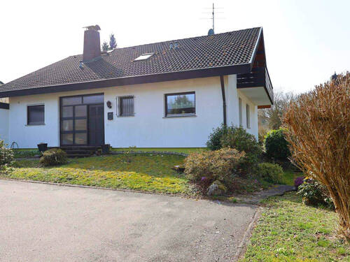 Hausansicht mit Stellplätzen - 4 Zimmer Einfamilienhaus in Buchenbach