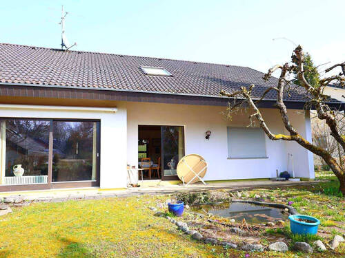 Hausansicht West (Rückseite Garten mit kleinem Teich) - 