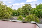 ... mit Blick auf das Stadion - 