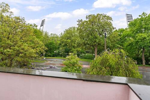 ... mit Blick auf das Stadion - 