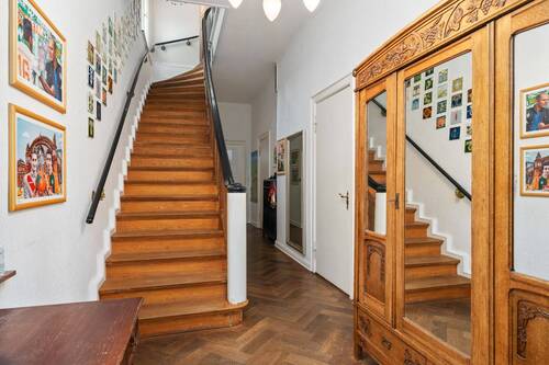 Diele mit Treppe ins Obergeschoss - 