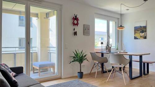 Große Fenster erfüllen den Wohnraum mit viel Tageslicht - 