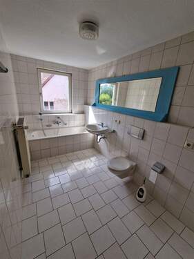 Der alte Spiegel mit Aufbau wird entfernt! - 