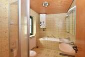 Badezimmer 1. OG - Mehrfamilienhaus, Wohnhaus mit 140,00 m² in Geiselhöring zur Miete