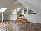 Wohnbereicht mit Blick zur Küche - 2-Raum Wohnung mit Dachterrasse über 2 Etagen