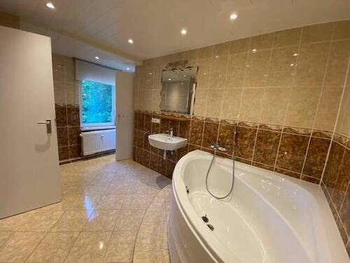 Bad mit Badewanne (1) - 