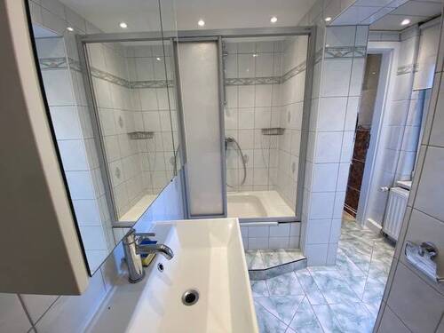 Bad mit Dusche - 