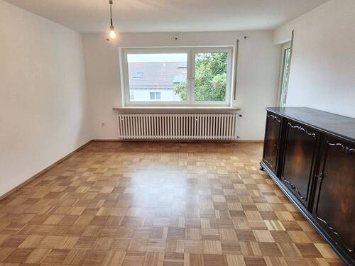 Wohnzimmer mit Zugang zum Balkon - 3 Zimmer Etagenwohnung zur Miete in Schelklingen