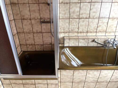 Dusche und Badewanne - 