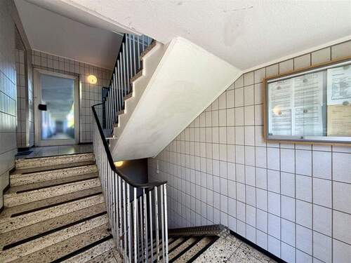 Treppenhaus Hauseingang - Etagenwohnung mit 46,40 m² in Kiel zum Kaufen