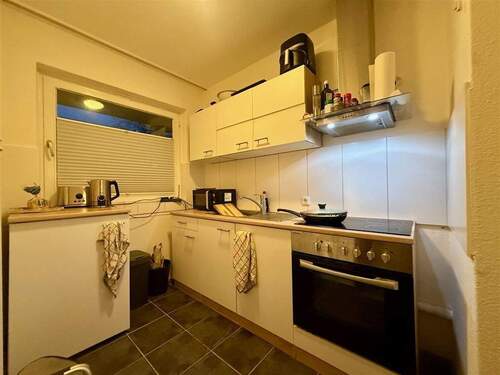 Küche mit Einbauküche und Fenster - 