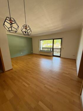 Ess-Wohnzimmer mit überdachtem Balkon - 