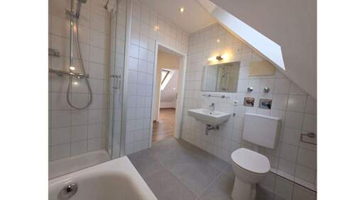 Bad: Dusche, Badewanne - 