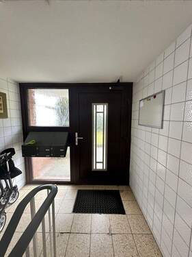 Hauseingangstür - Etagenwohnung mit 70,10 m² in Hamburg zum Kaufen