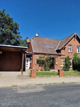 Vorderansicht - Doppelhaushälfte - 295.000,00&nbsp;EUR Kaufpreis, ca.&nbsp; 180,00&nbsp;m&sup2;&nbsp;Wohnfl&auml;che