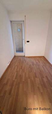 Bürozimmer mit kleinem Balkonaustritt - 