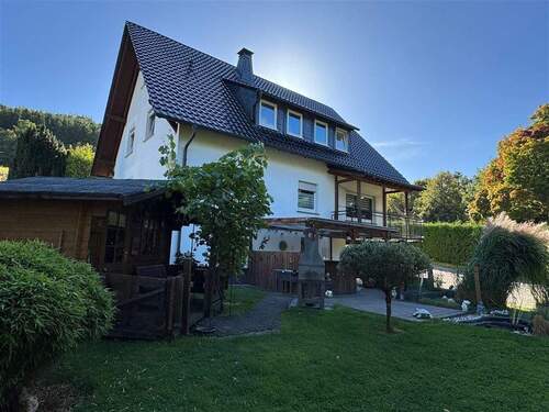 Nord-West-Ansicht - 7 Zimmer Mehrfamilienhaus, Wohnhaus zum Kaufen in Attendorn