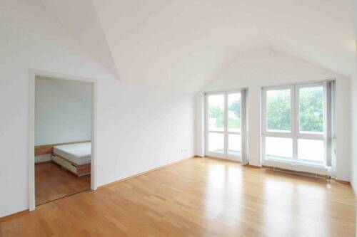 Wohnzimmer - Helle & sehr gepflegte 2-Zimmer-Dachgeschosswohnung mit Südbalkon und Tiefgarage in Trudering.