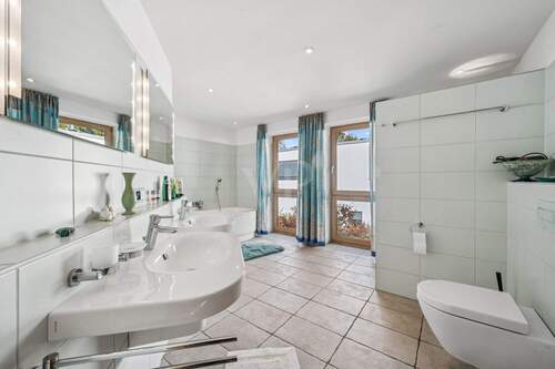 Badezimmer mit Dusche und Wanne OG - 