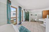 Badezimmer mit Dusche und Wanne OG - 