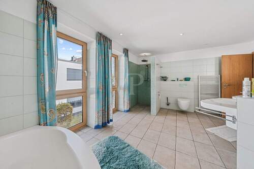 Badezimmer mit Dusche und Wanne OG - 