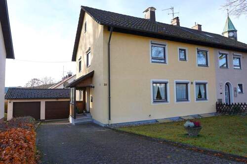 Gebäudeansicht - Charmante Doppelhaushälfte mit schönem Garten und Garage in Freudenstadt.