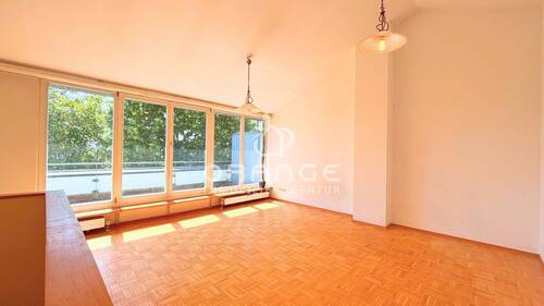 OG: Wohnraum - ** Leben auf zwei Ebenen - Stilvolle Maisonette mit Parkett, hohen Decken, Blick ins Grüne & EBK **