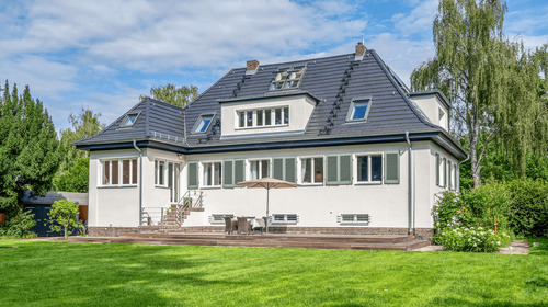Hausansicht - Architektenjuwel in Wassernähe: Wohnen auf ca. 1.800 m2 Traumgrundstück