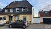 Hausansicht Straße - ### Schöne Doppelhaushälfte, mit gepflegtem Garten und Garage für die kleine Familie oder Paare ###