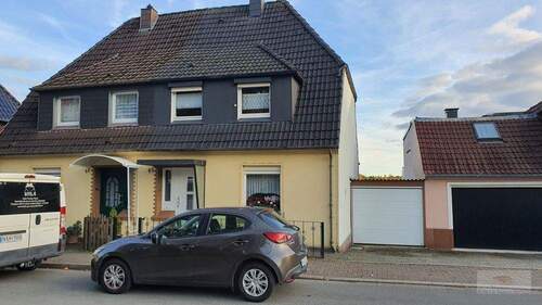 Hausansicht Straße - ### Schöne Doppelhaushälfte, mit gepflegtem Garten und Garage für die kleine Familie oder Paare ###