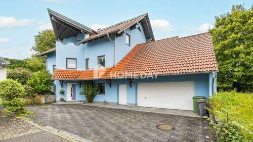 Außenansicht 1 - Exklusives Wohnerlebnis: Großzügiges Einfamilienhaus mit 6 Zimmern, Kamin und luxuriösem Wohnkomfort