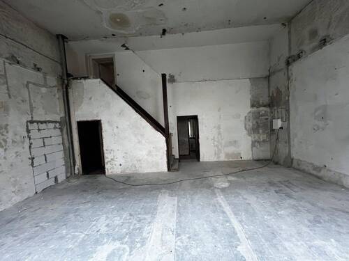 Wohnzimmer und Küche - IST - Entkernte Loft-Wohnung mit Gestattung zur gewerblichen Nutzung - 3 Etagen am Bayrischen Platz