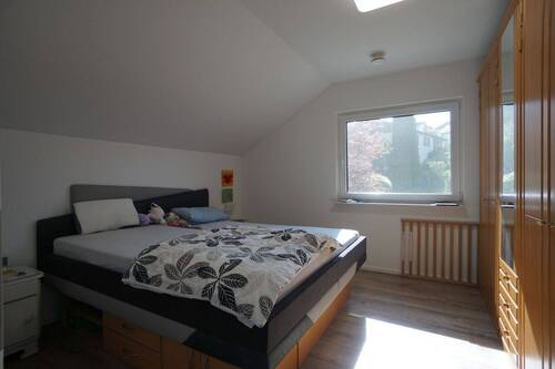 Schlafzimmer mit Laminatboden - 