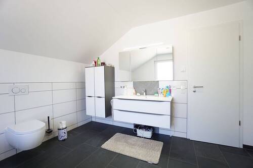 Hochwertig ausgestattetes Bad - 