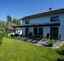 Neuwertiges, geräumiges Einfamilienhaus mit schönem Garten, Doppelgarage und Pkw-Stellplatz - Reutlingen