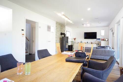 Wohnen/Essen mit Parkettboden - 5 Zimmer Einfamilienhaus in Reutlingen