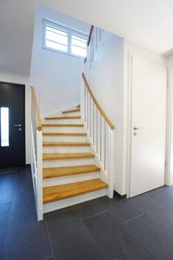 Holztreppe ins Dachgeschoss - 