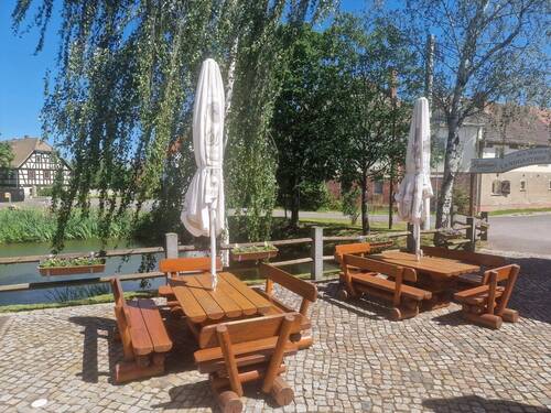 Terrasse mit Sitzplätzen am Teich - 