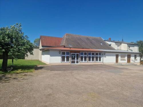 Seitenansicht mit Parkplatz - 