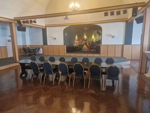 Saal mit Bühne - 8 Zimmer Einfamilienhaus in Groitzsch