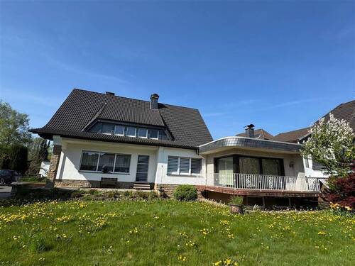 Straßen-Ansicht - Großes Einfamilienhaus und großer Garten in Finnentrop-Fretter!