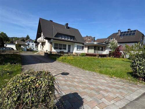 großzügige Einfahrt - 1 Zimmer Einfamilienhaus in Finnentrop