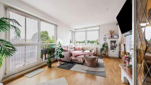 Wohnzimmer 1 - Gepflegte 3-Zimmer-Dachgeschosswohnung mit 3 Zimmern, Balkon, Keller und 2 Stellplätzen