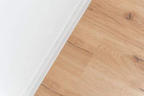 Boden und Sockelleisten - 